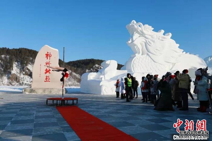 钢管舞队员们冒着凛冽的寒风在钢管上翻飞腾挪。　王景阳 摄